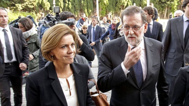 El presidente del Gobierno, Mariano Rajoy, acompañado por la ministra de Defensa, María Dolores de Cospedal, a su llegada al Tanatorio Municipal de Valencia para dar el pésame a la familia de la exalcaldesa Rita Barberá. 