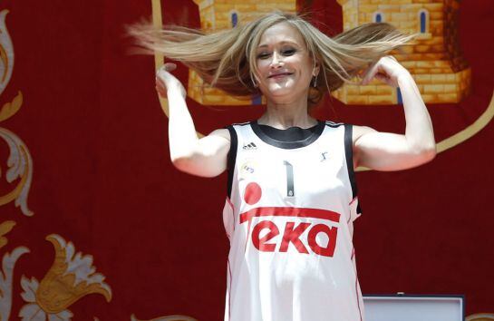 Cifuentes, melena al viento y con la camiseta puesta