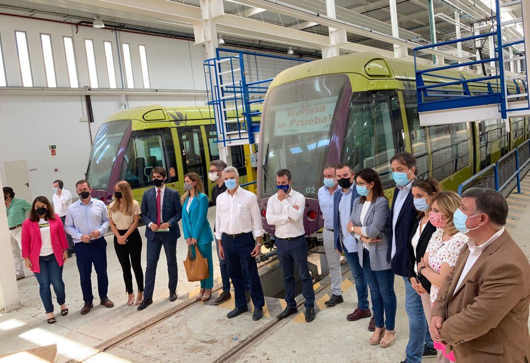 Reciente visita de miembros de la corporación municipal jiennense a las cocheras del tranvía donde aguardan los vagones para empezar a recorrer la ciudad