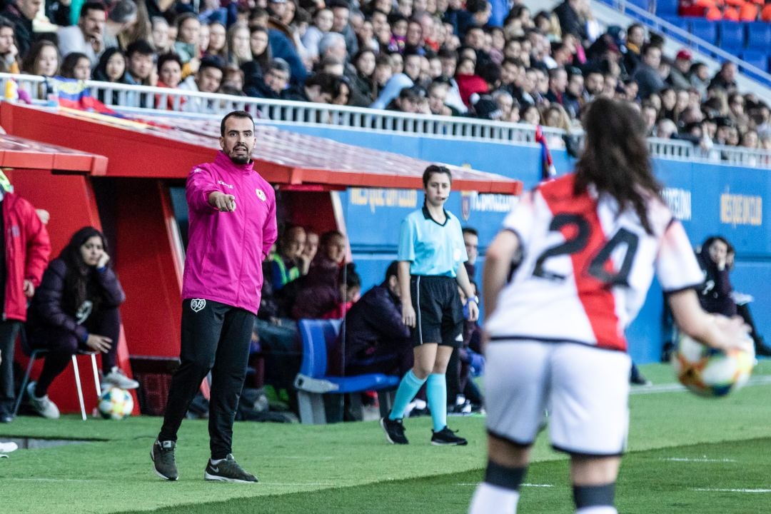 Carlos Santiso, durante un partido del Rayo Vallecano Femenino