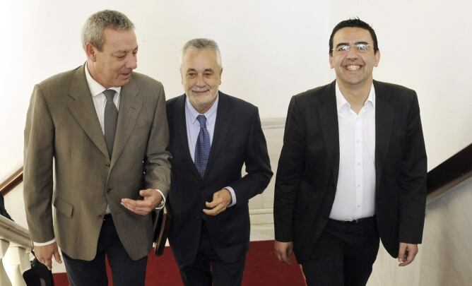 El presidente de la Junta de Andalucía, José Antonio Griñán, junto al portavoz parlamentario del grupo socialista, Francisco Álvarez de la Chica y el número dos del PSOE andaluz, Mario Jiménez, en el parlamento regional