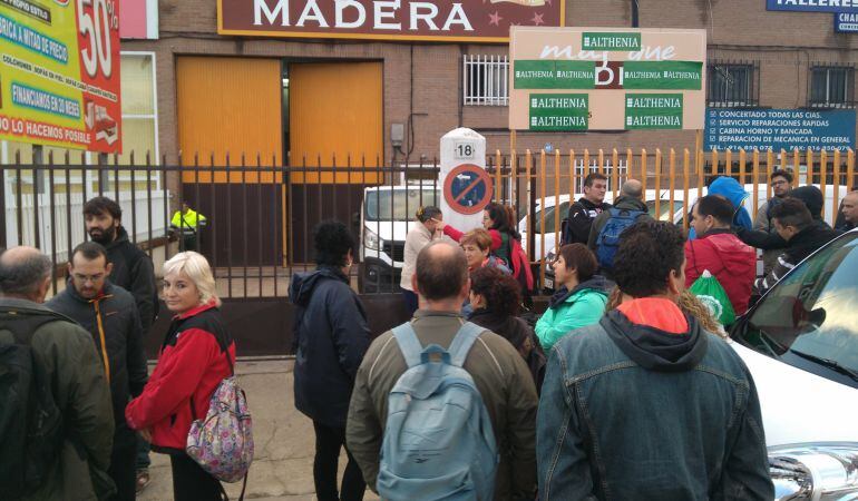 Los trabajadores se han concentrado a las puertas de la nueva empresa para comprobar que tres de ellos no son aceptados