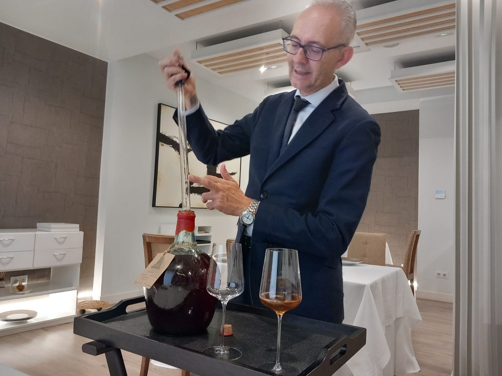 Antonio Capote, jefe de sala de Mantúa, con el amontillado viejo de Rey Fernando de Castilla