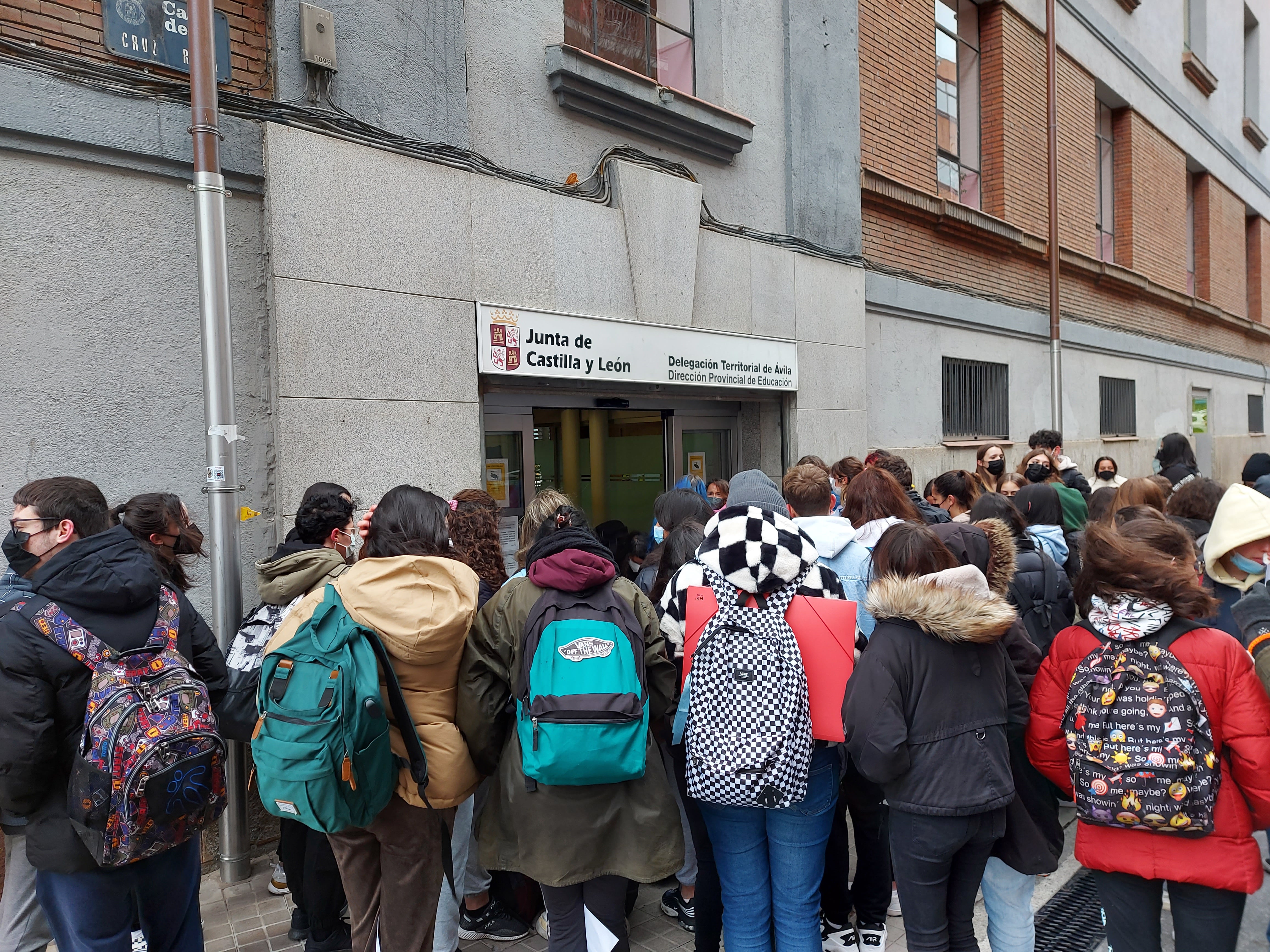 Los alumnos de la Escuela de Arte se han concentrado ante las puertas de la Dirección Provincial de Educación