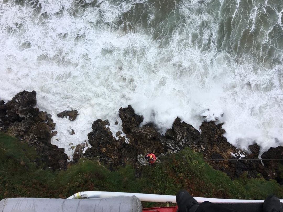 El suceso se produjo en una zona de rocas entre las playas de Oriñón e Islares.