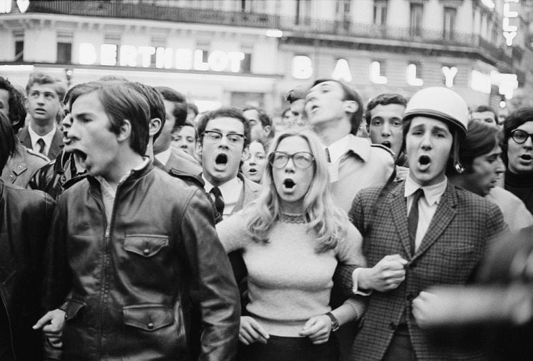 Manifestantes en Paris durante Mayo del 68