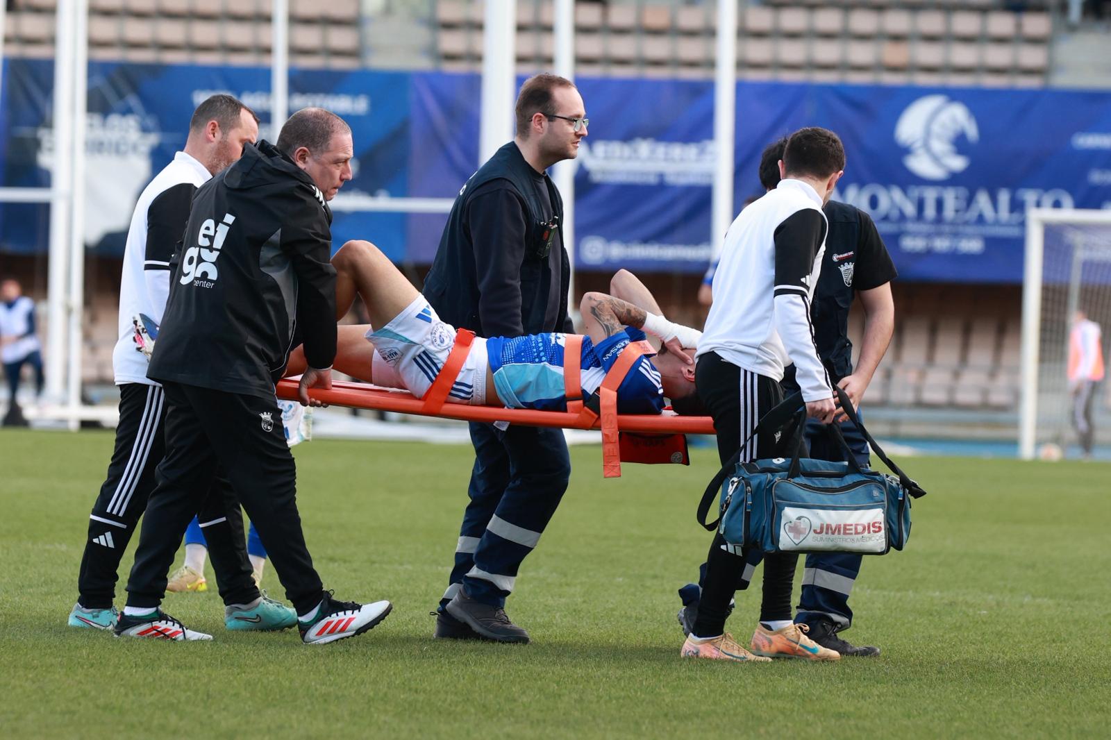 Franco Jr ´trasladado en camilla tras lesionarse ante el Recre