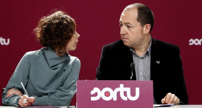 Los dirigentes de Sortu Pernando Barrena y Amaia Izko, durante la rueda de prensa que han ofrecido este domingo en San Sebastián