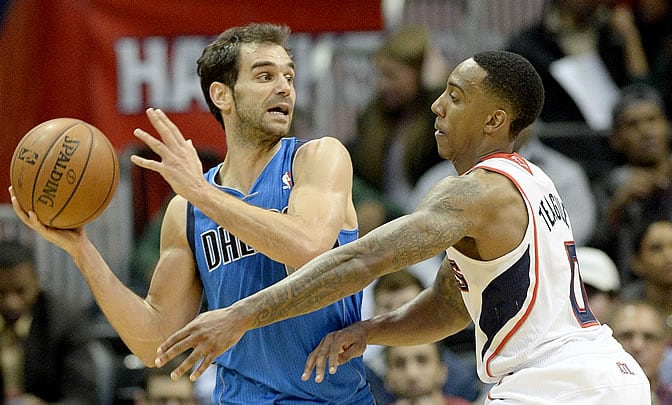 Calderón, con la pelota ante Jeff Teague