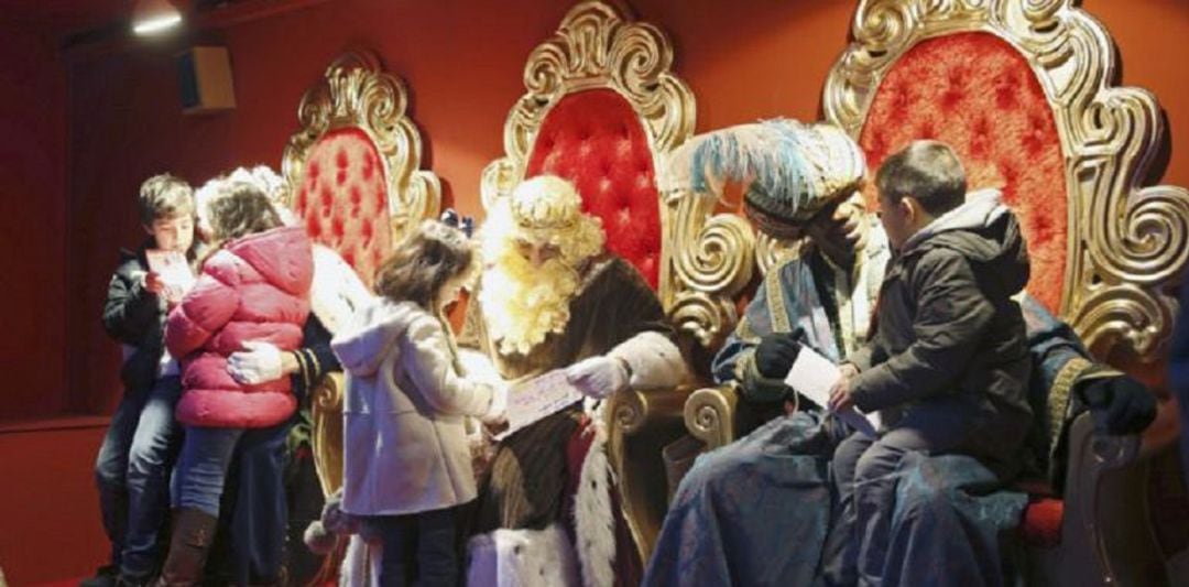 Sus Majestades los Reyes Magos en una recepción