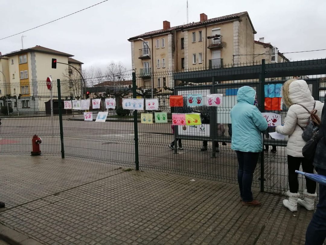 Dibujos colocados junto al Centro de Salud Norte de Aranda protestando por la carencia de pediatras