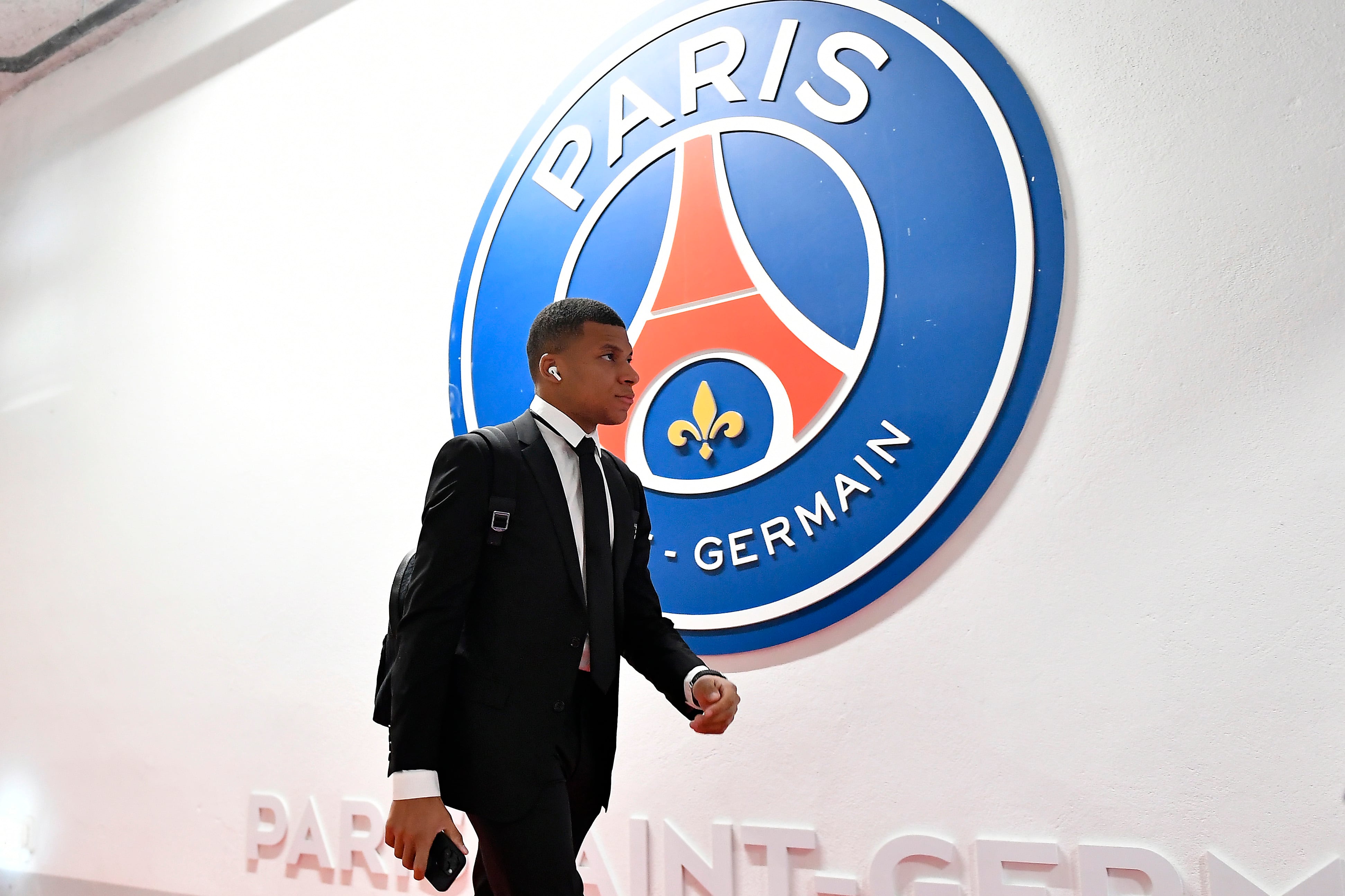 Kylian Mbappé entra en los pasillos de vestuarios del campo del PSG