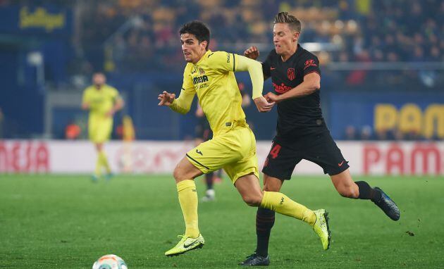 Gerard Moreno desborda a Marcos Llorente en un partido de Liga