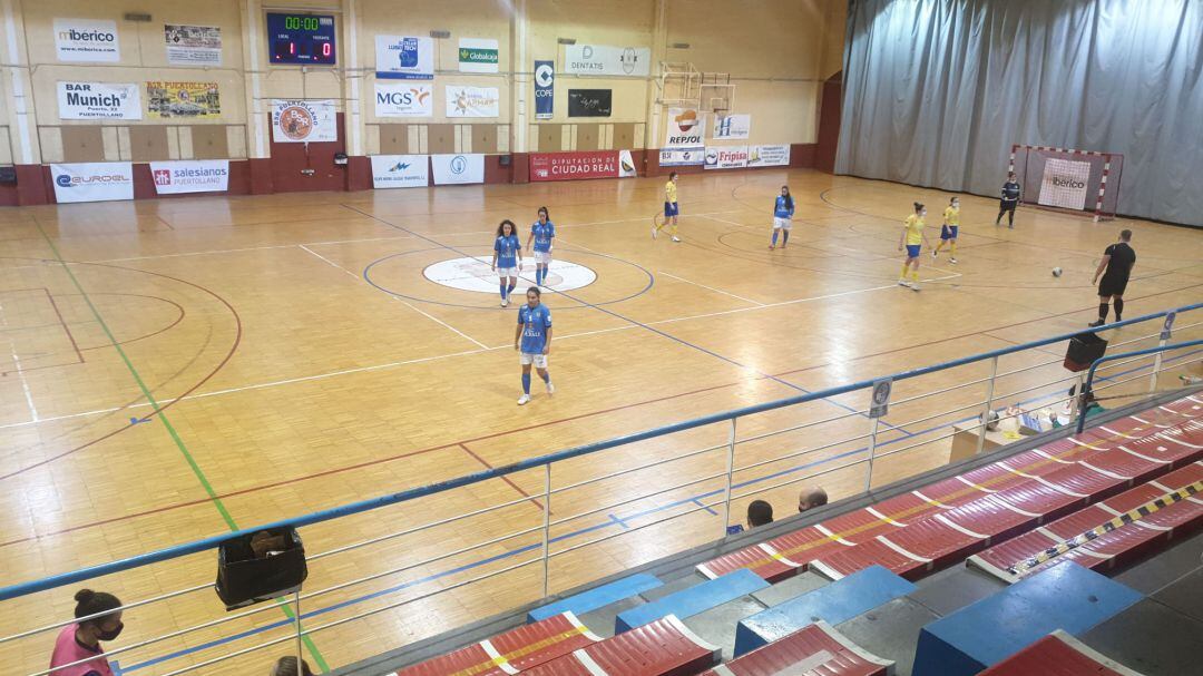 Imagen del encuentro entre el filial del Salesianos Puertollano y el femenino del Viña Albali Valdepeñas 