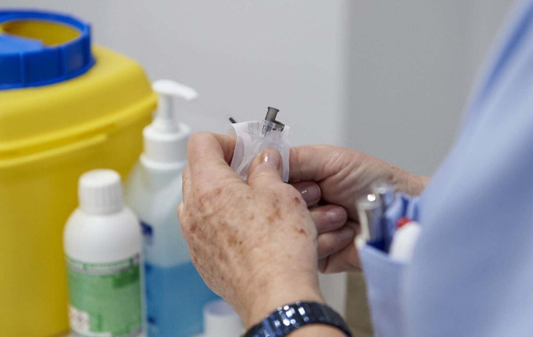 Una sanitaria sostiene el material necesario para la aplicación de la segunda dosis de la vacuna de Pfizer-BioNTech contra la Covid-19