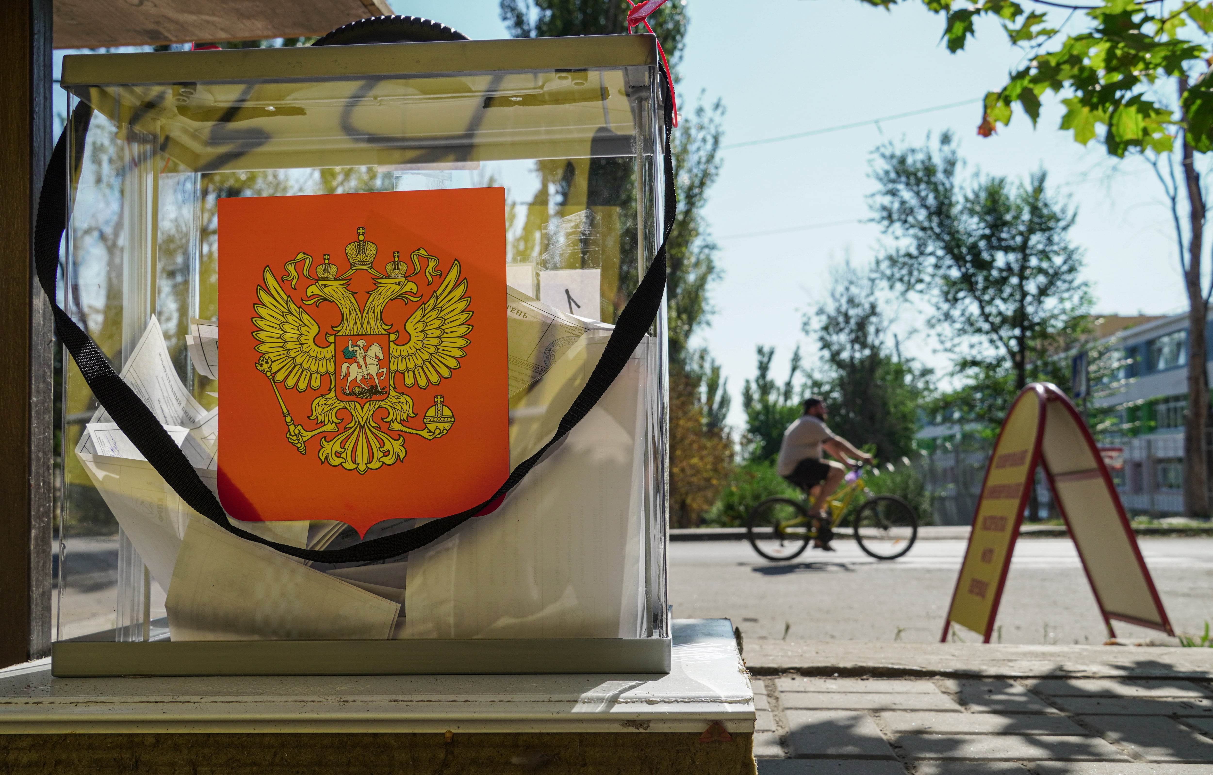 Urna con el escudo de Rusia situada en una calle de la localidad ocupada de Mariúpol