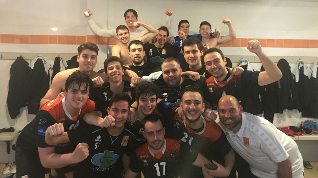 El vestuario del equipo celebra el triunfo ante el Avilesina