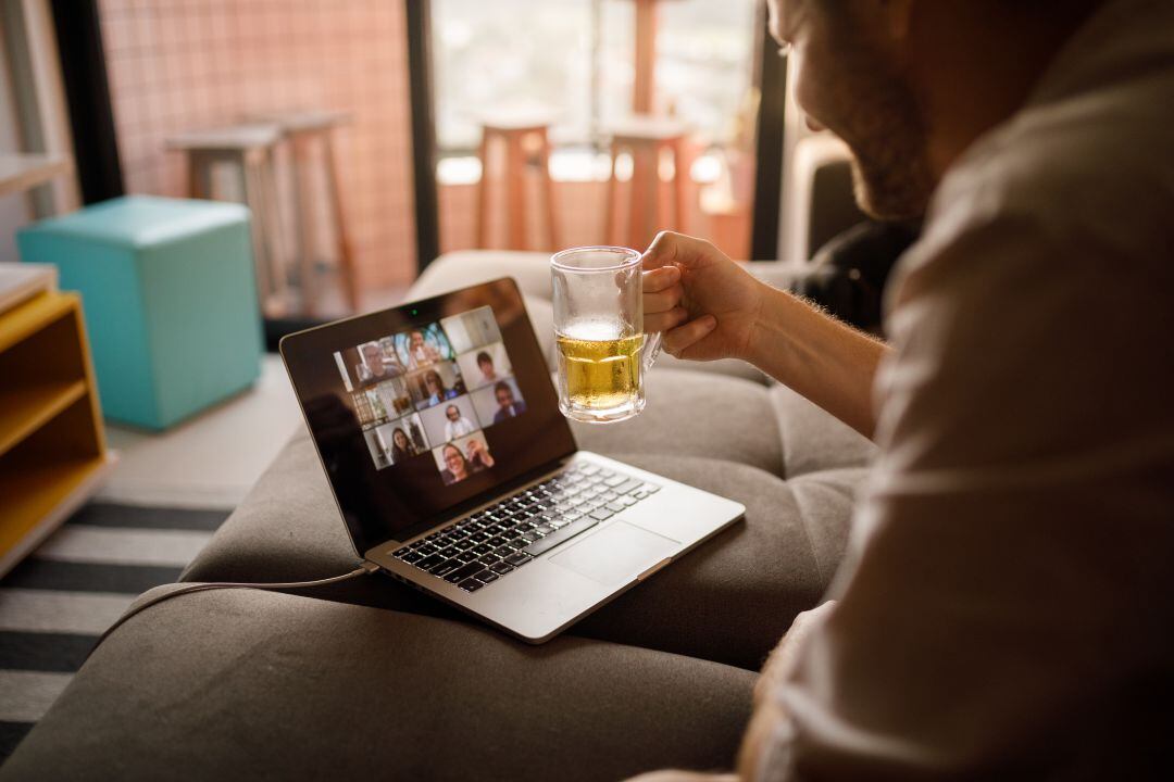 Una persona disfrutando de una cerveza durante una charla on line