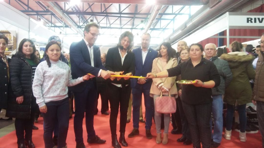 Elena Carrasco junto a Miguel José García y Óscar Pinar en la inauguración de la Feria del Stock. 