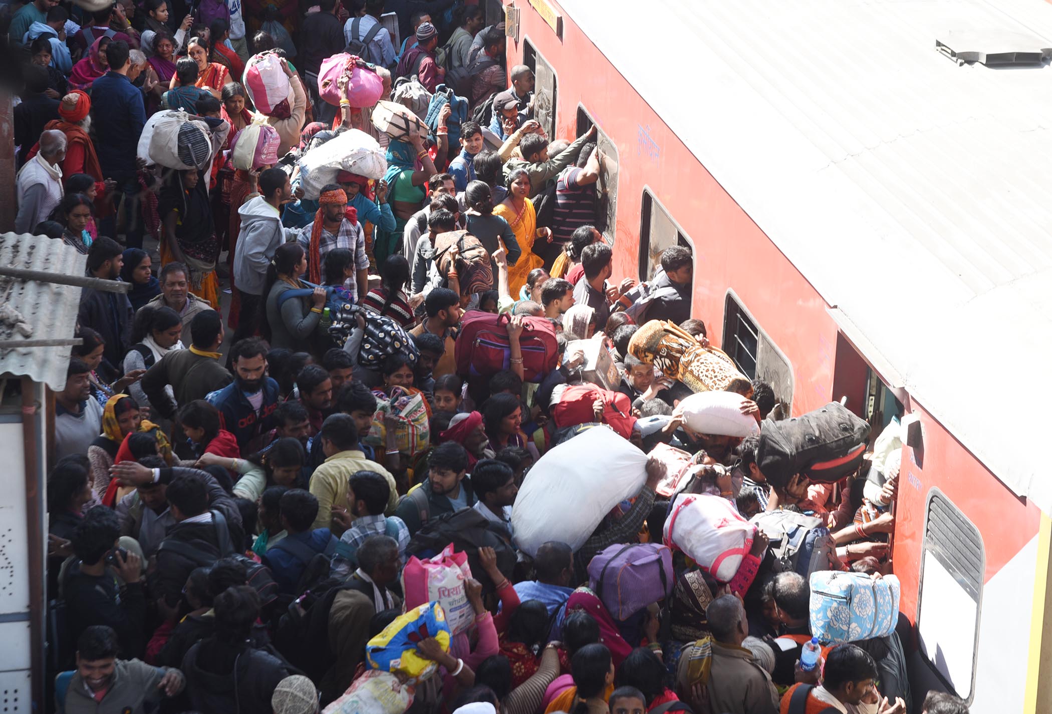 Multitud de personas tratan de subir a un tren en la India.