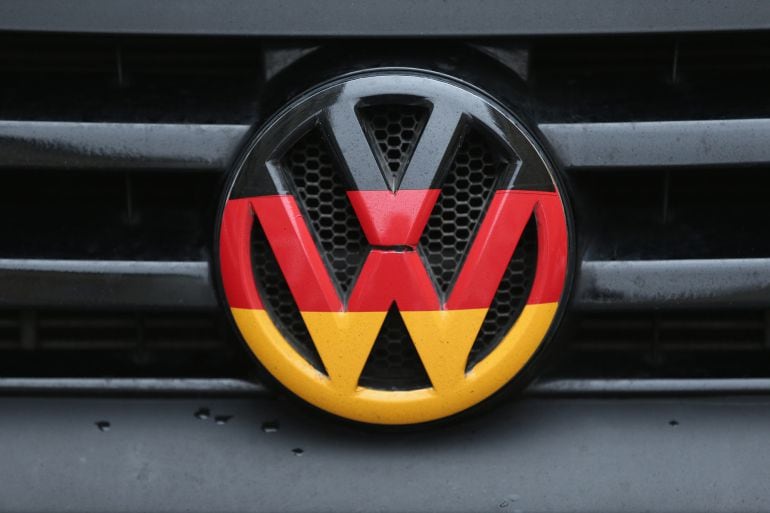 El logo de Volkswagen decorado con los colores de la bandera alemana.