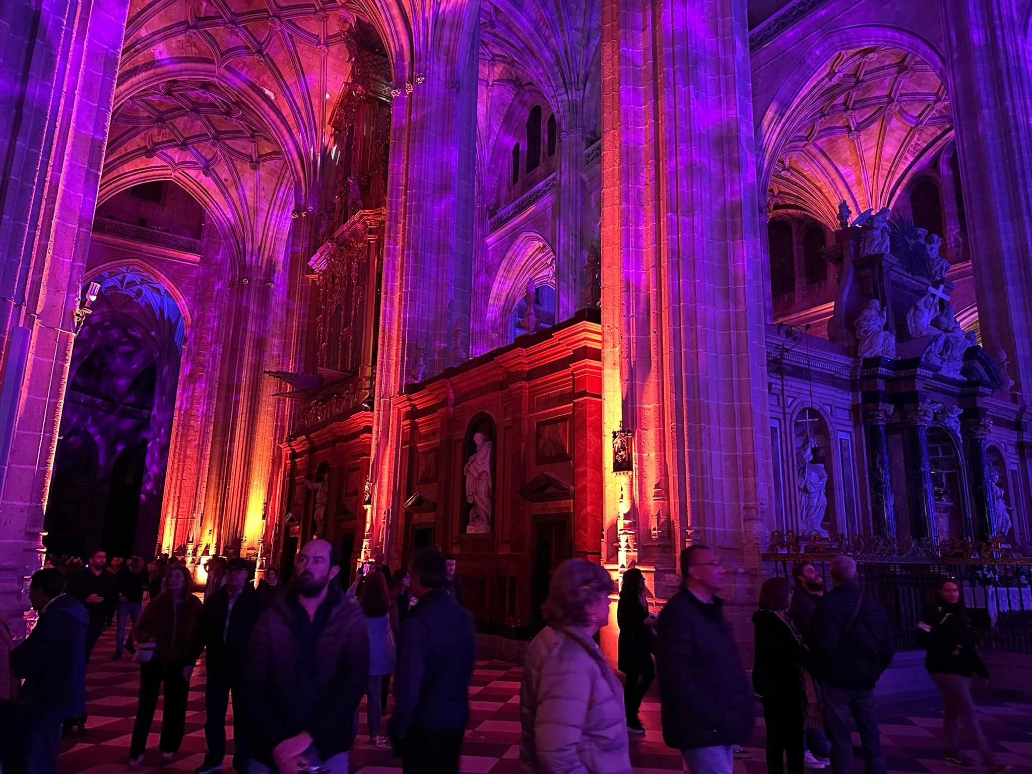 Espectáculo de luces en el interior de la catedral de Segovia