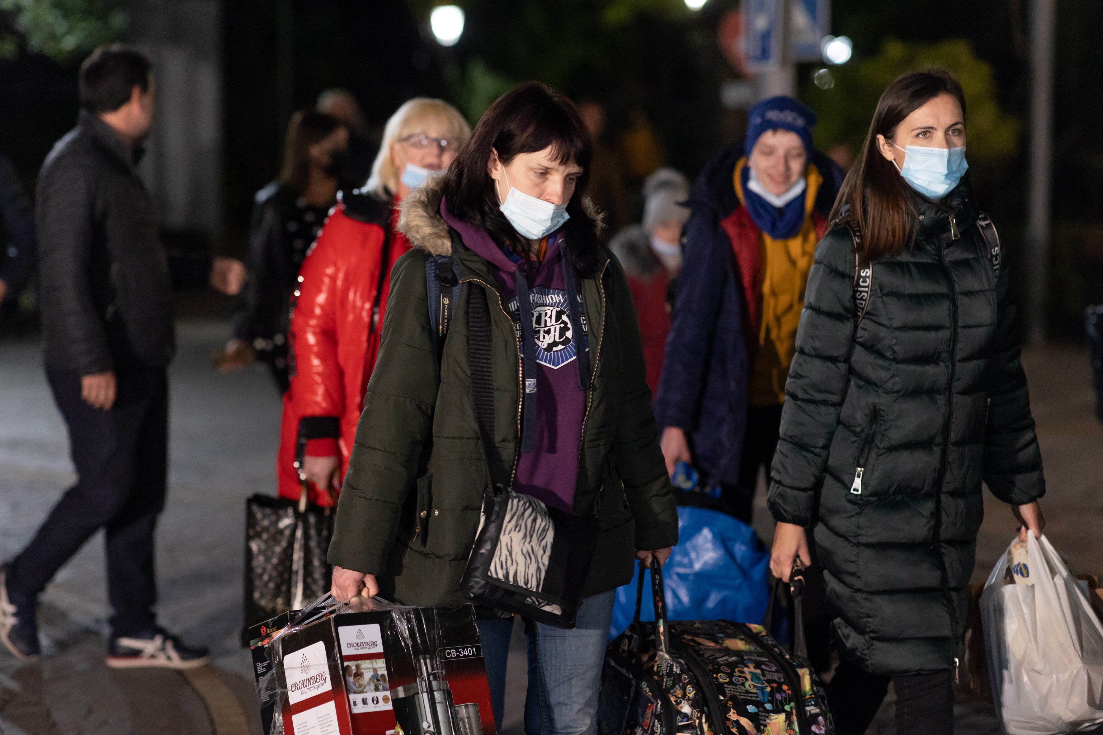 GRAFAND6879. MÁLAGA, 11/03/2022.- Varias de las mujeres ucranianias que llegaron el pasado lunes día 7 de marzo a Málaga en un autobús que trasportaba a 47 personas que huían de Ucranía tras la invasión rusa. Administraciones públicas, organizaciones no gubernamentales y sociedad civil trabajan desde Andalucía para coordinar una respuesta de emergencia y asistir y acoger a los centenares de ciudadanos ucranianos, en su mayoría mujeres y niños, que llegan a esta comunidad huyendo del horror de la guerra.EFE/Carlos Díaz