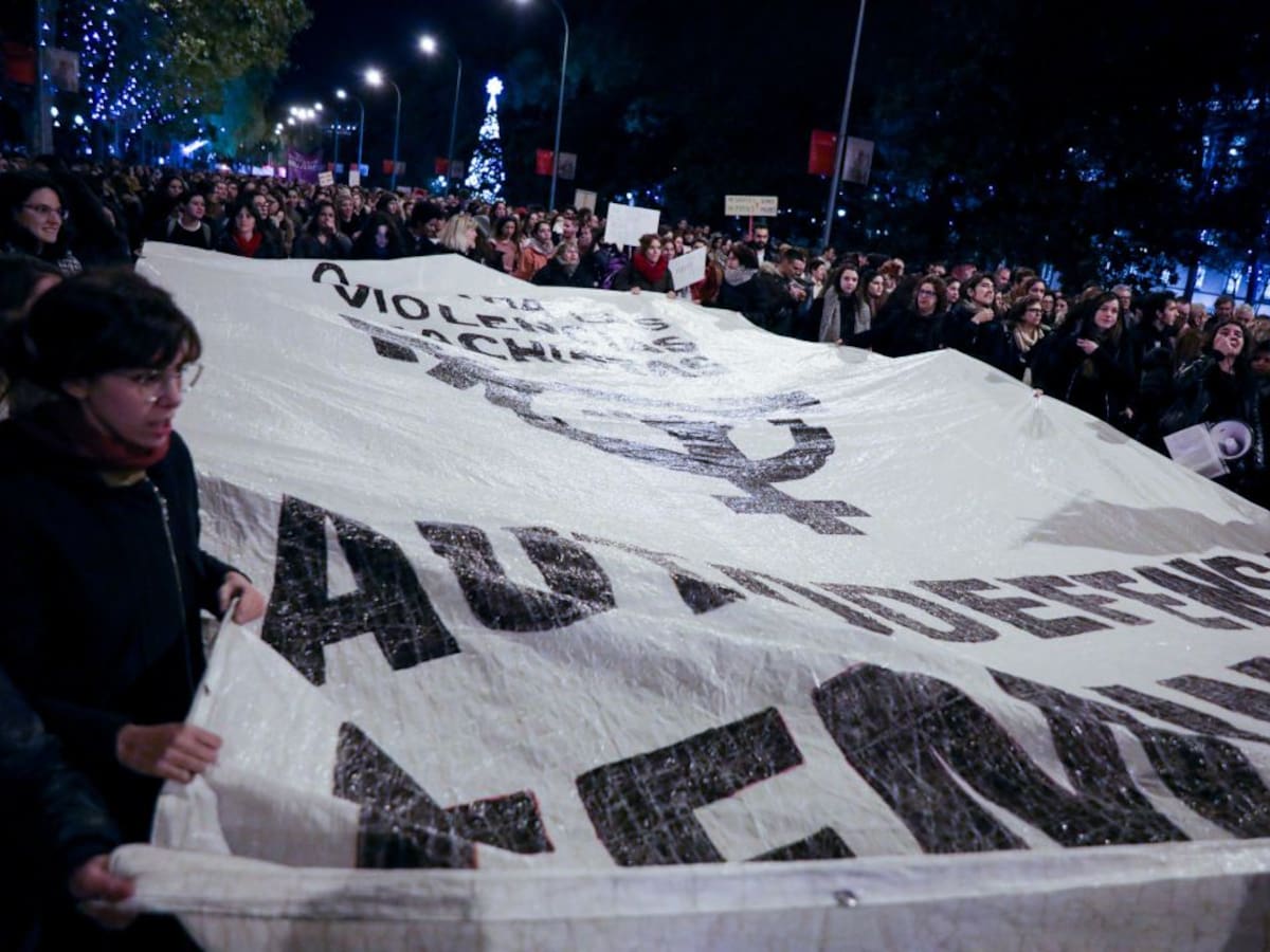 Miles de personas claman contra la violencia de género en toda España