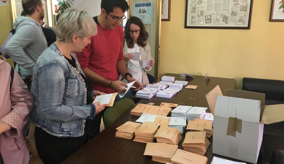 El candidato de Unidas Podemos, Francisco Javier Sánchez, coge las papeletas electorales en su colegio.