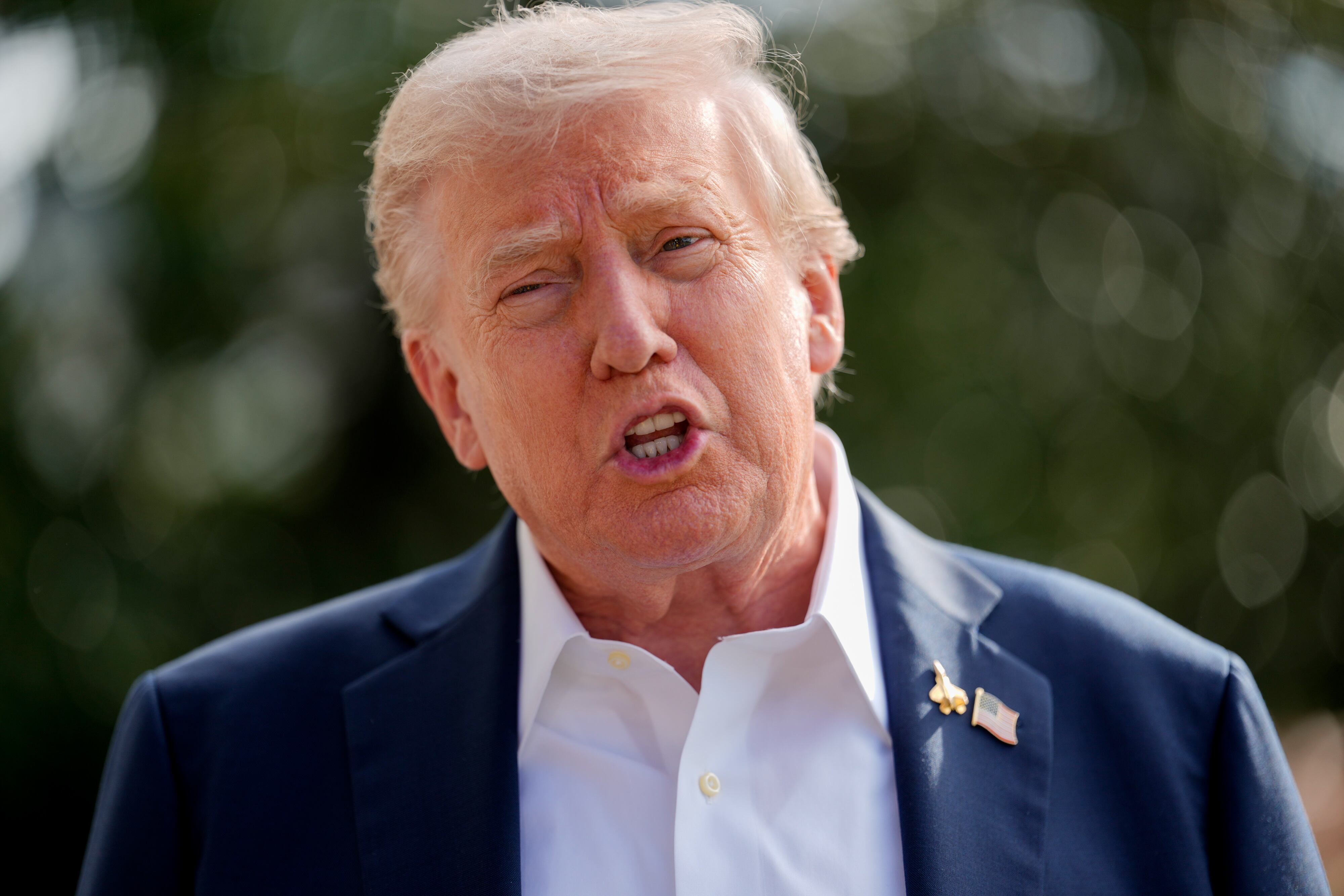 El presidente de Estados Unidos, Donald Trump, abandona la Casa Blanca para acudir a un evento.