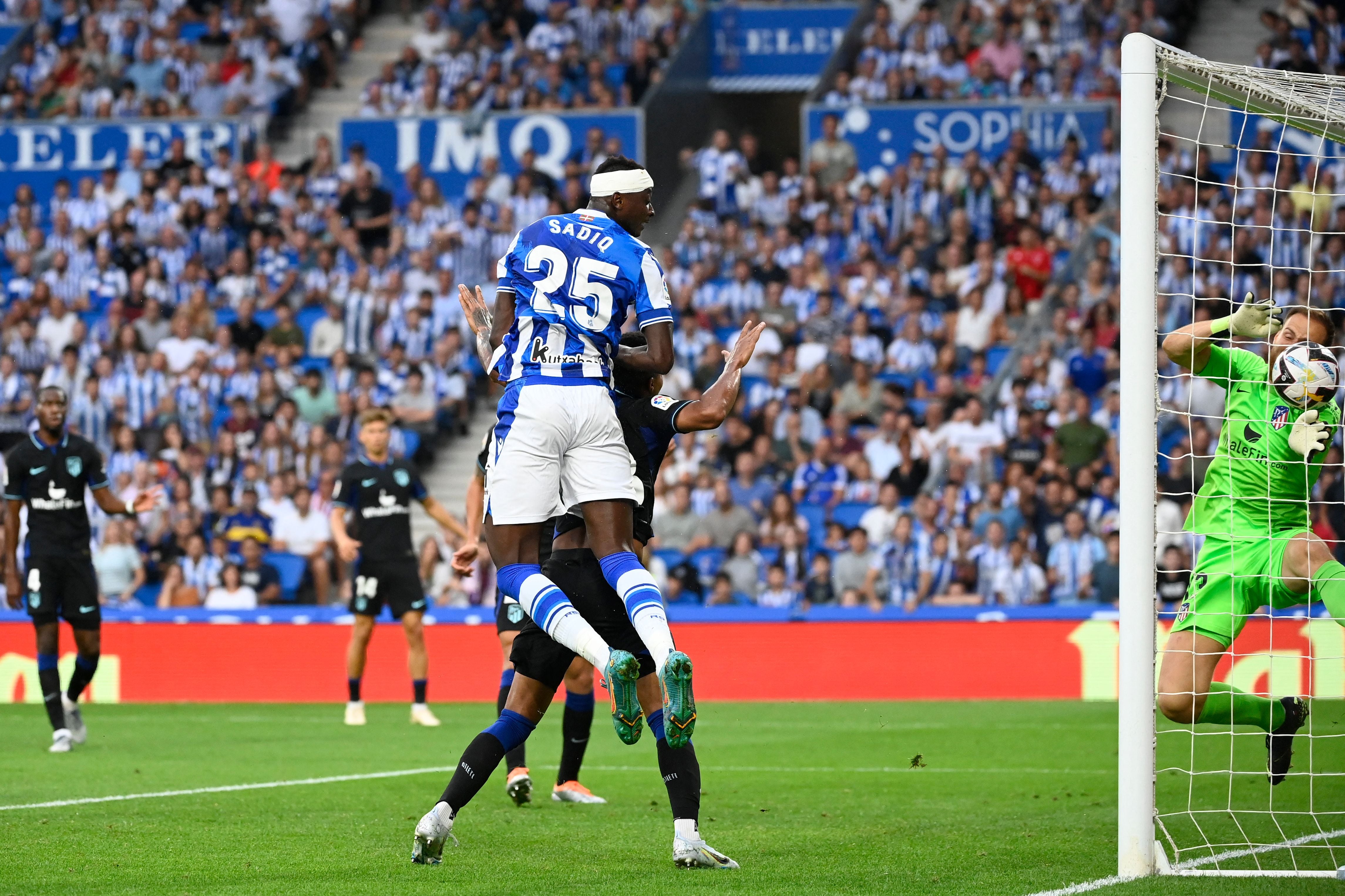 Sadiq remata en el gol ante el Atlético de Madrid.