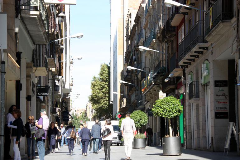 Pla general del carrer de Llovera de Reus, en ple centre de la ciutat.