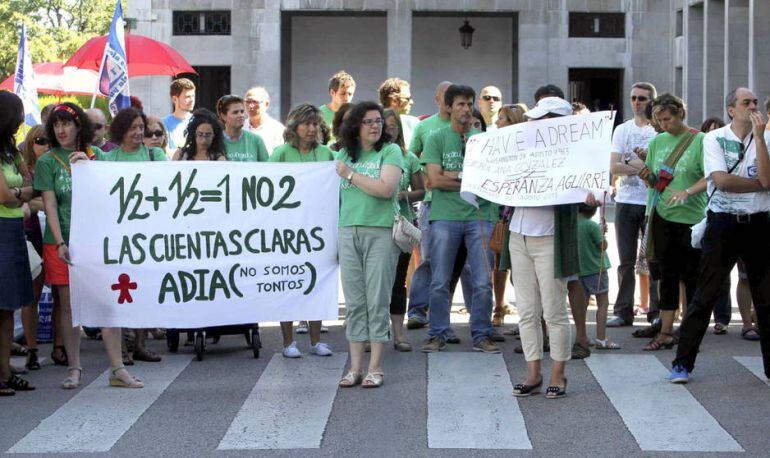 Interinos se concentran para protestar por el aumento de contratos a media jornada