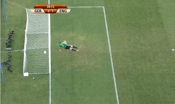 La pelota traspasa por completo la línea de gol de la portería de Alemania