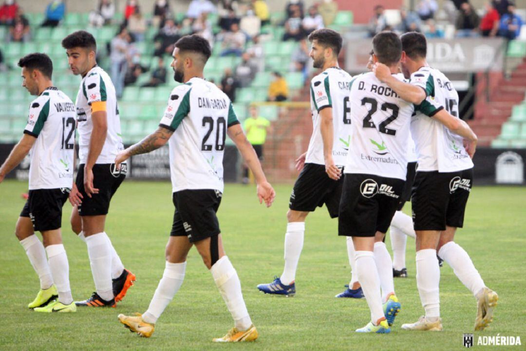 Varios futbolistas del Mérida en un encuentro disputado en el Estadio Romano José Fouto