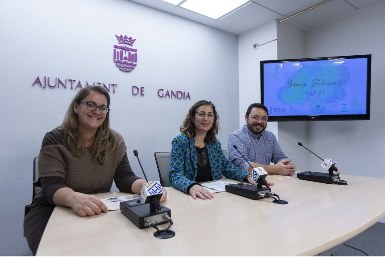 La edil, Inma Rodríguez junto a los técnicos en la rueda de prensa.