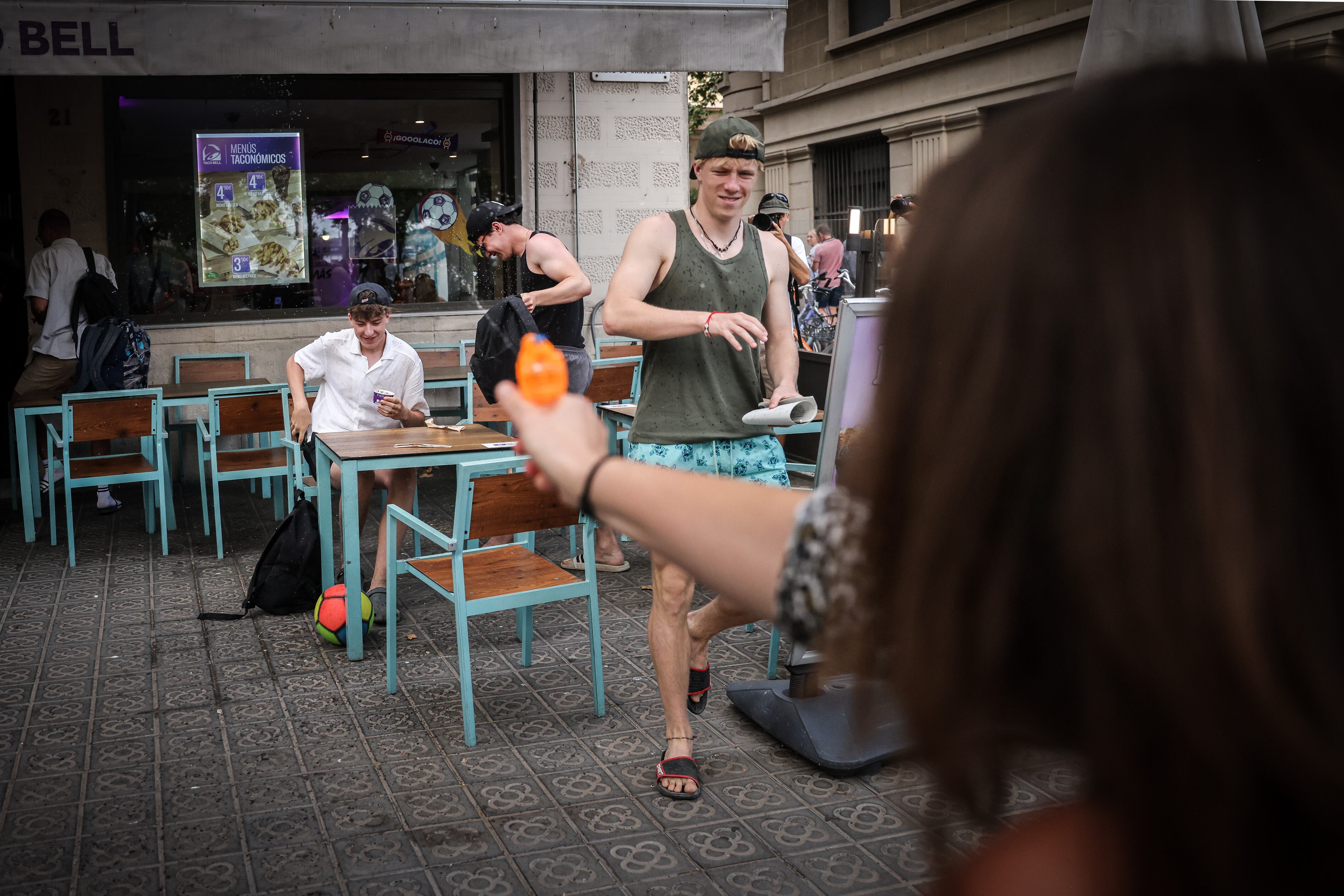 Una manifestant ruixa un turista amb una pistola d&#039;aigua. Font: Jordi Borràs / ACN