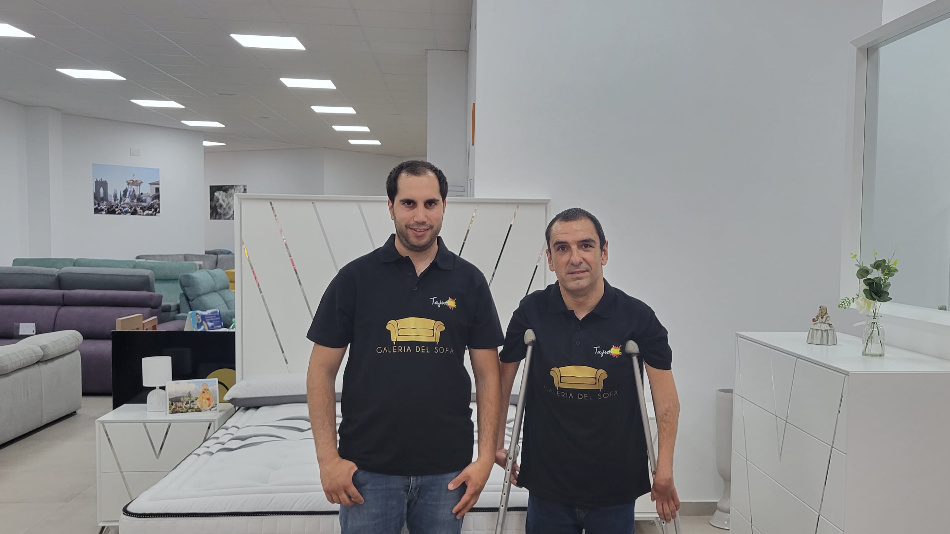 Ramón Ortega y Miguel Ángel Martínez Tajuelo en las instalaciones de Galería del Sofá en Andújar.