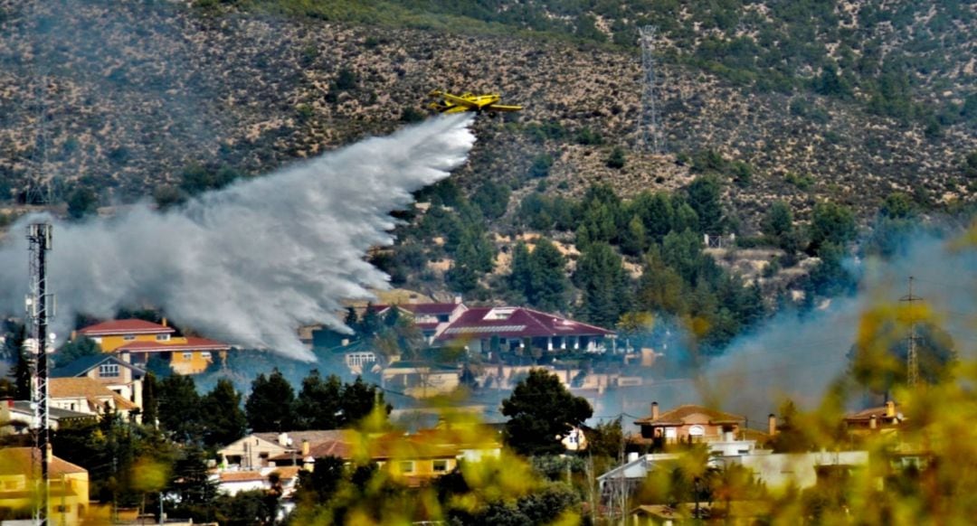 Un hidroavión durante su labor de lucha contra el incendio de Cotes Altes