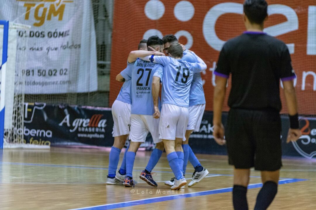 Los jugadores del Santiago, unidos en la pista en la celebración de un gol esta temporada