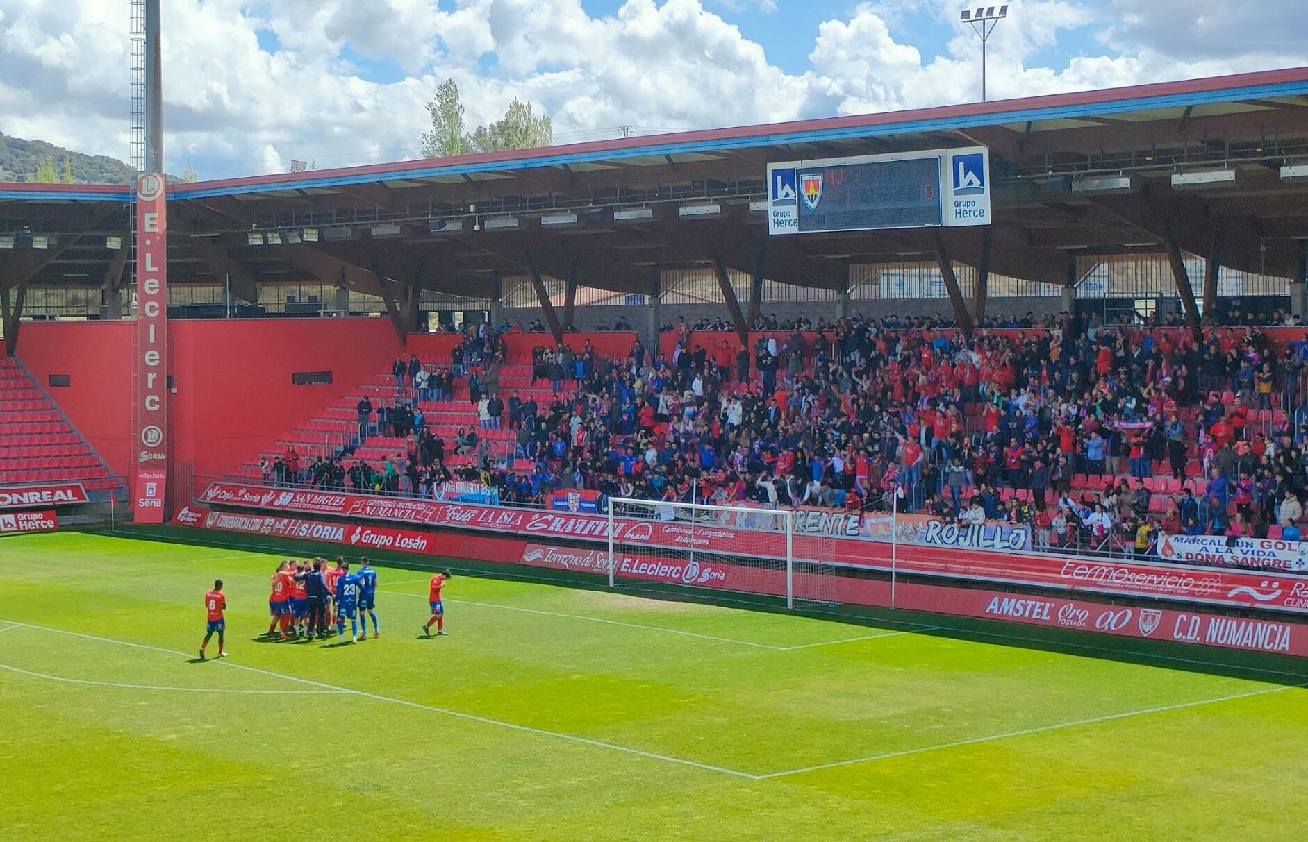 Los jugadores celebran el triunfo y el liderato con la afición en Los Pajaritos.