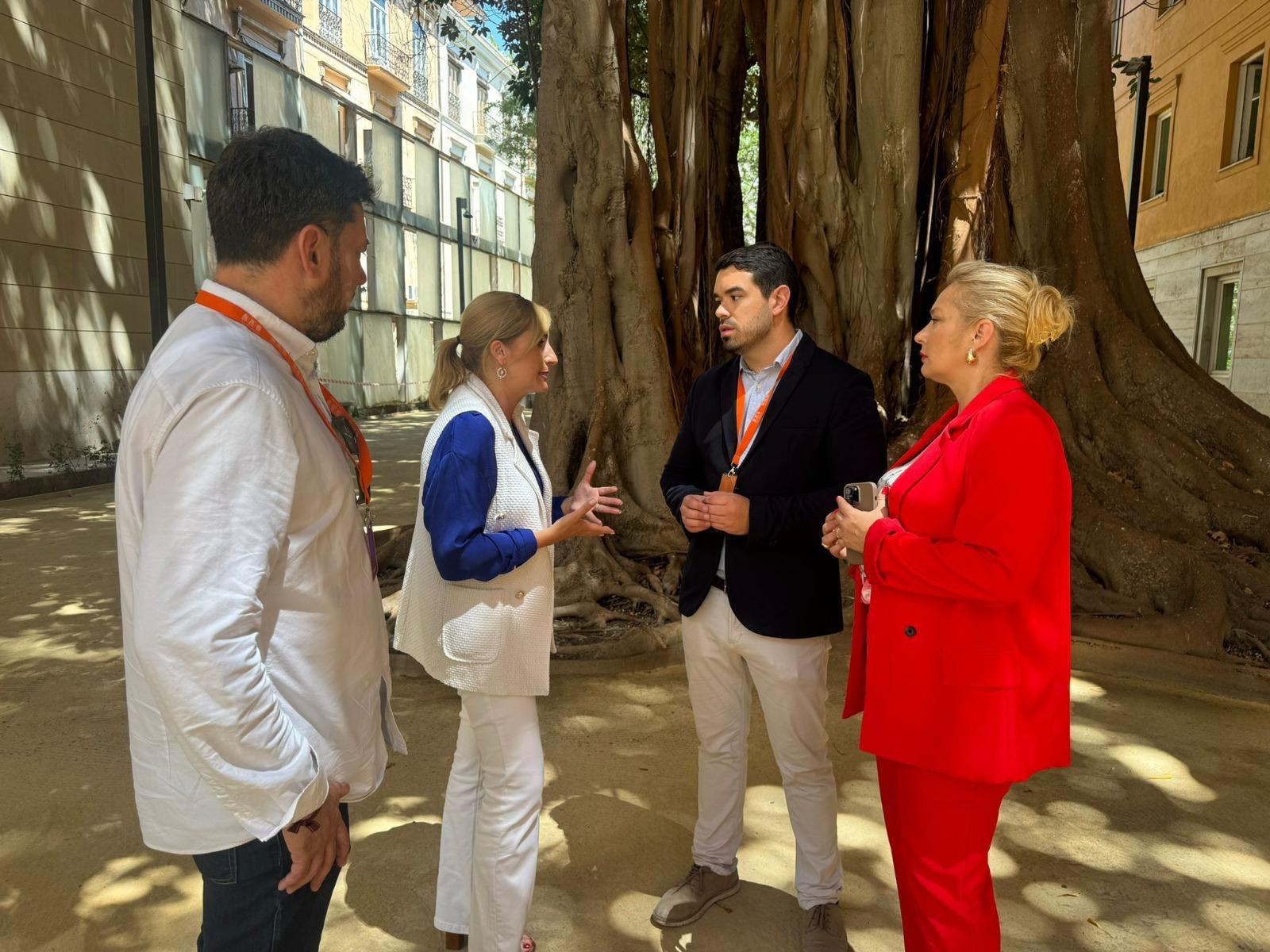 Momento de la reunión con la Consellera
