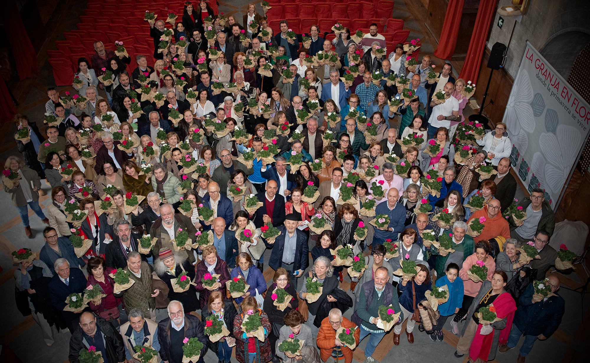 La inauguración de la iniciativa popular “La Granja en Flor” acoge a casi 200 personas