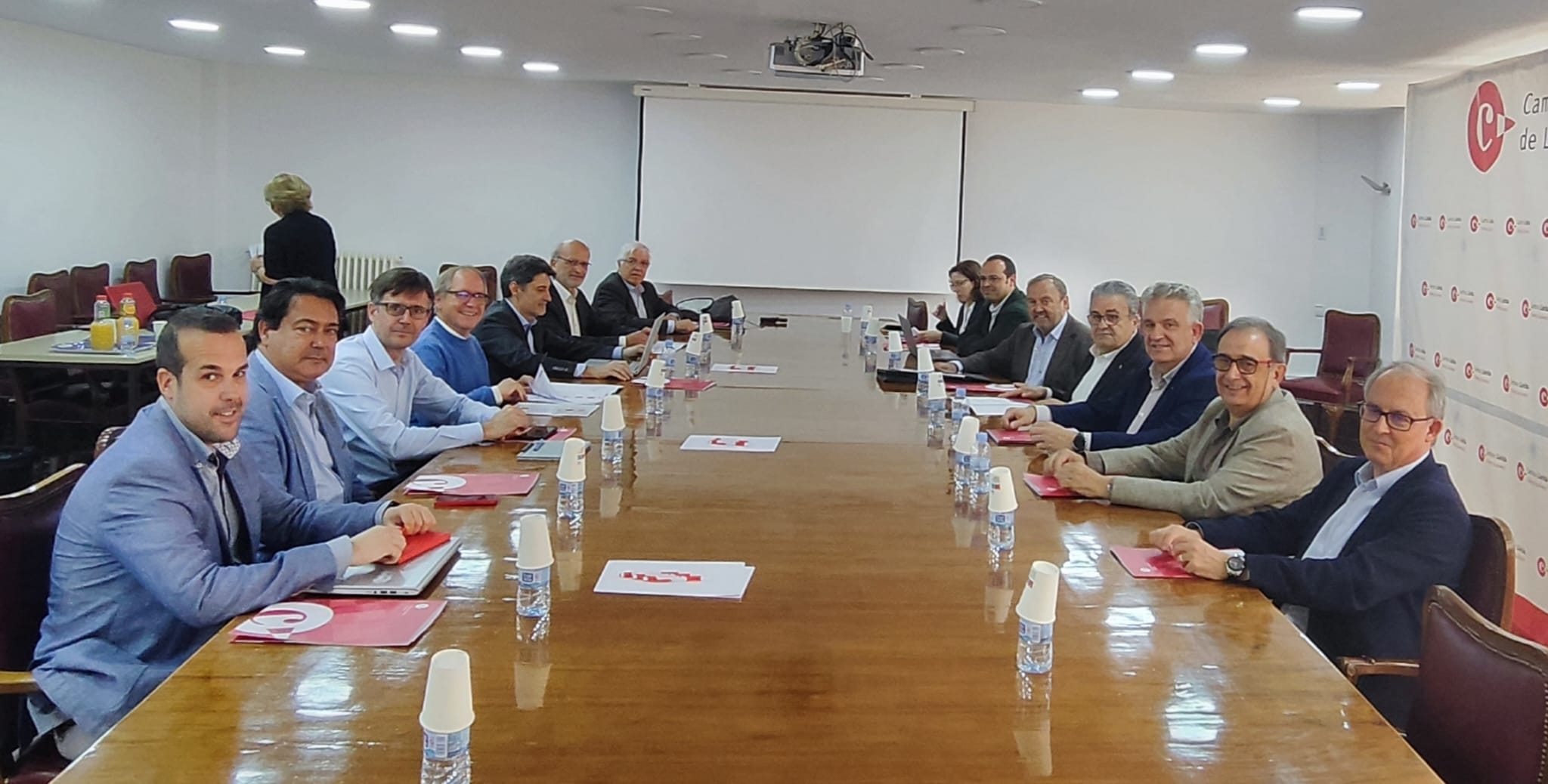 La comissió d'Ordenació del Territori del Consell de Cambres de Catalunya -dels 14 assistents, 13 són homes- s'ha reunit avui a la Cambra de Comerç de Lleida.