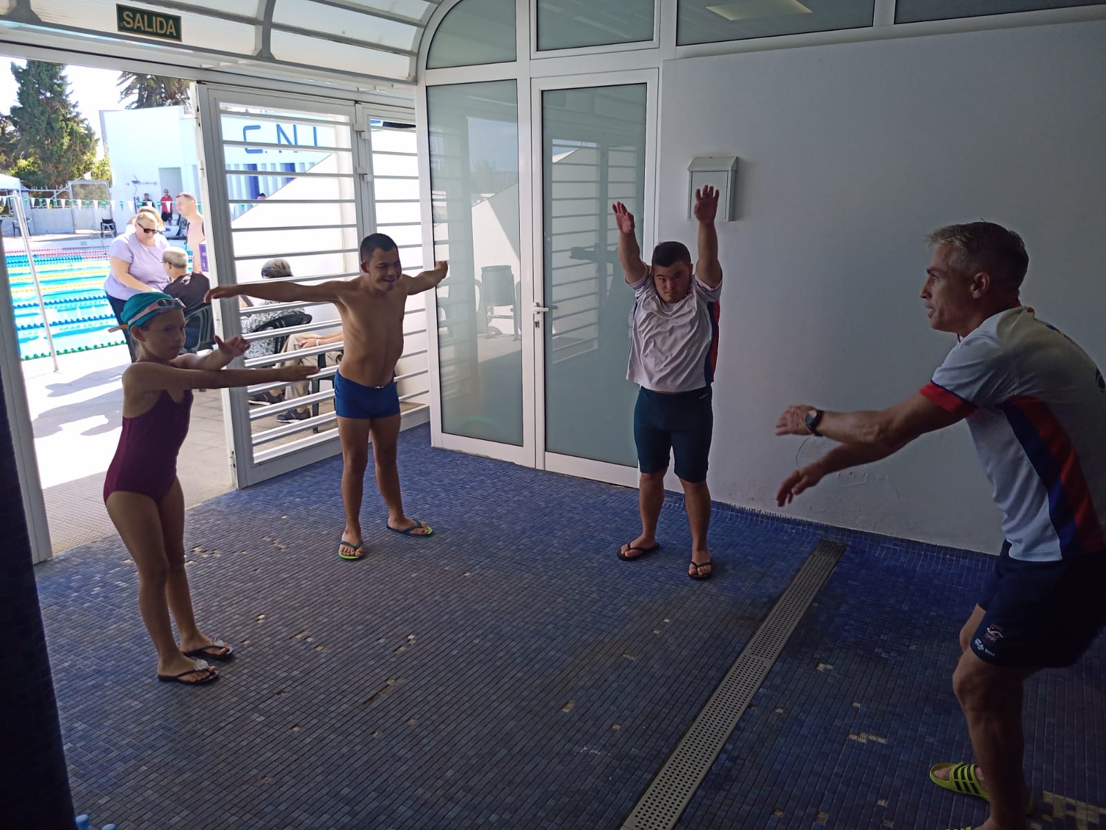 Los nadadores del Club de Natación Creciendo, calentando en el IV Campeonato de Natación Adaptada del CN Las Palmas.