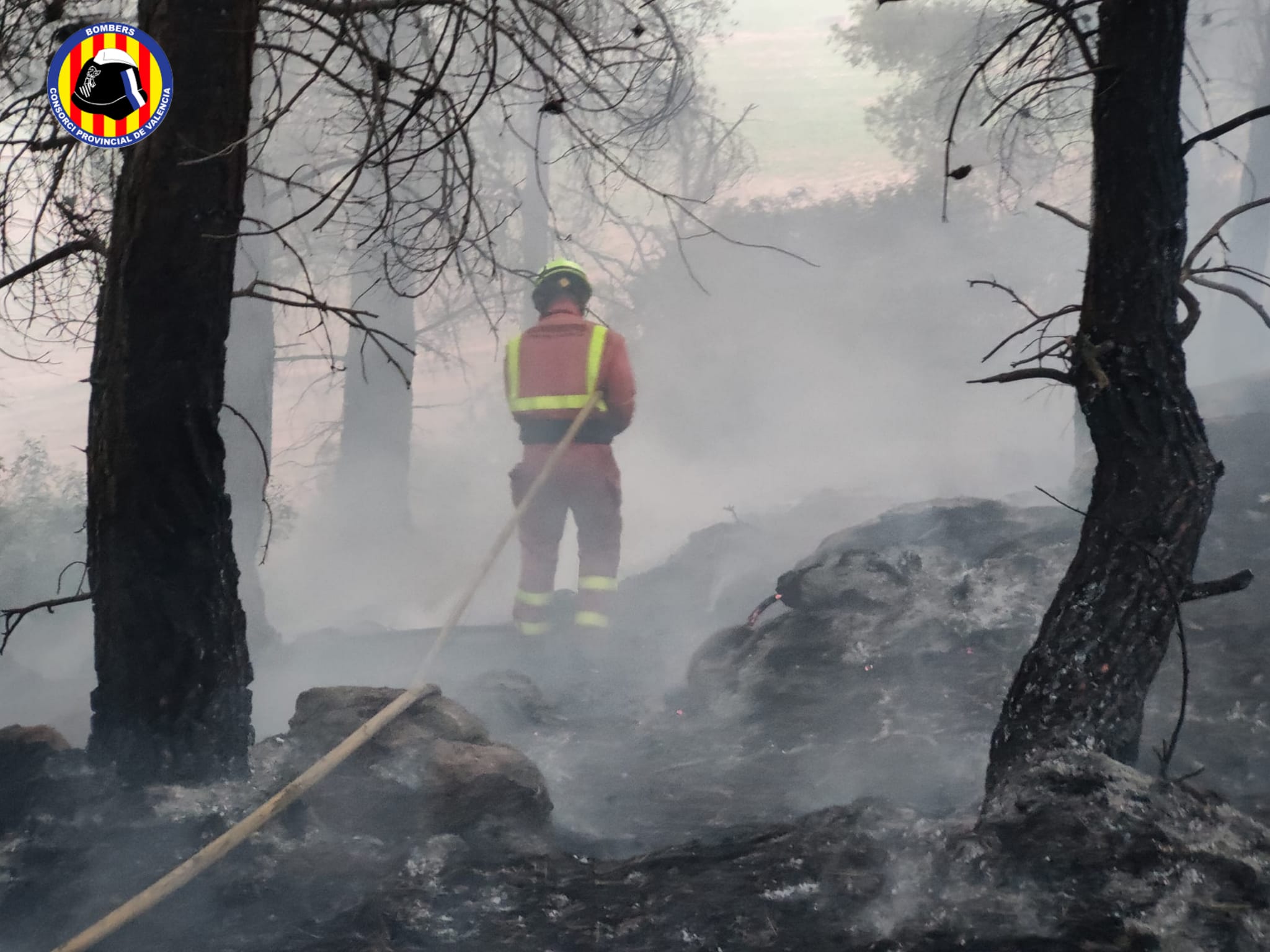 Bomberos trabajando en la extinción del incendio de Venta del Moro