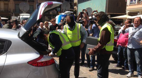La Guàrdia Civil s'ha endut caixes amb documentació de l'ajuntament de Reus.