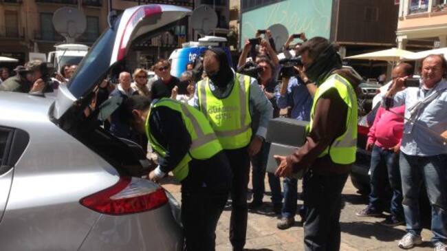 La Guàrdia Civil s'ha endut caixes amb documentació de l'ajuntament de Reus.