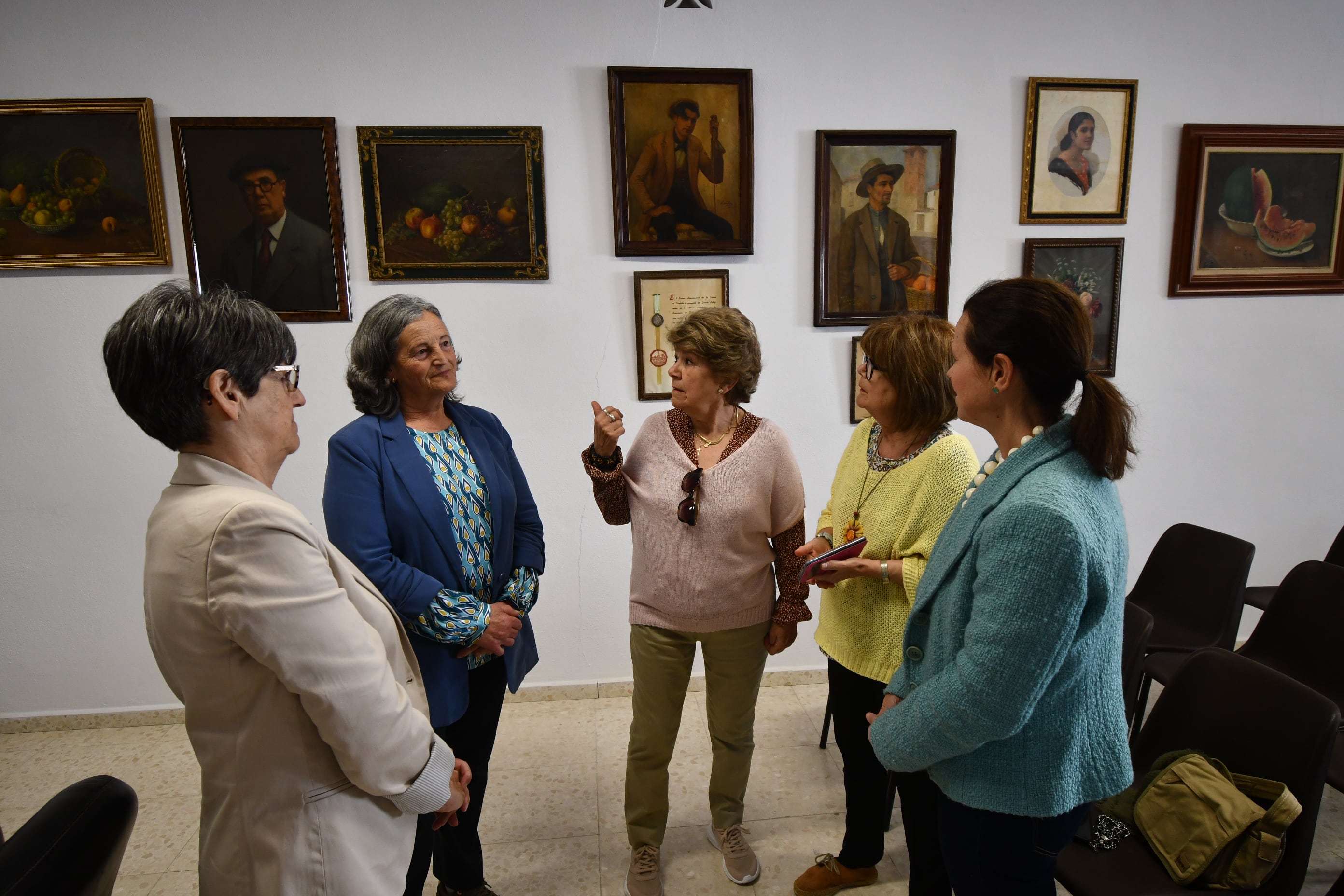 Familiares del pintor cartajimeño en la exposición habilitada para mostrar las obras de Miguel Martín