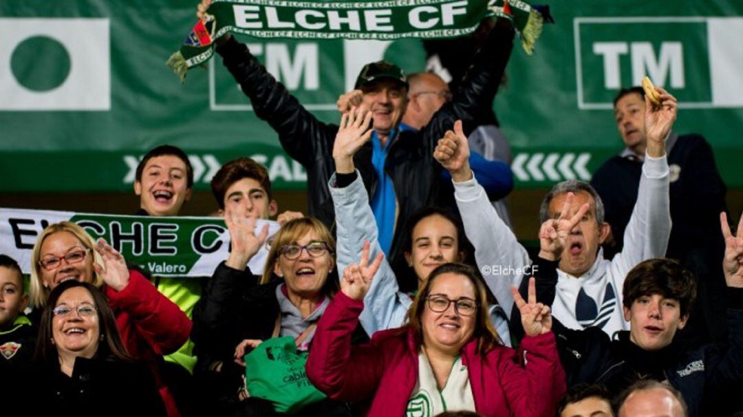 Aficionados del Elche animando a su equipo en el Martínez Valero